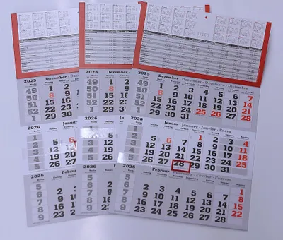 Produktbild von 3 Stück Plano 3 Monats Wandkalender 2026 mit Datumschieber in Rot, inkl. Ferienübersichten und Jahresüberblick 2026 und 2027, Dreimonatskalender werbefrei, 3 Monatskalender
