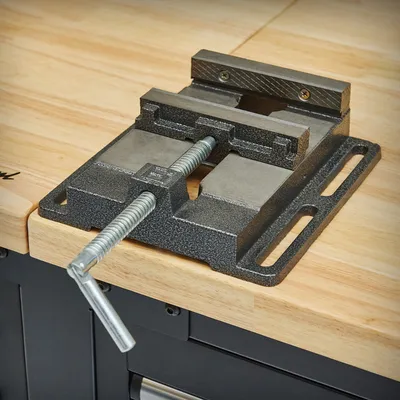 Produktbild von Datona - Maschinenschraubstock für Tischbohrmaschine - Schraubstock Gusseisen, Backenbreite 15 cm, Spannweite 14 cm, Backenhöhe 2 cm, Abmessungen 24 x 21,8 cm, 4 Bohrungen