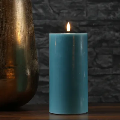 Zdjęcie produktu dla Świeca filarowa LED MIA - prawdziwy wosk - realistyczny płomień 3D - H: 20cm - D: 10cm - jadeitowa zieleń