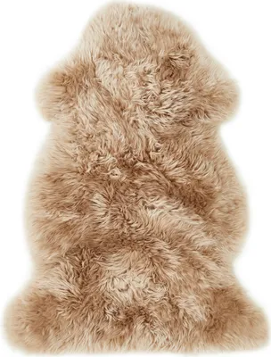 Lammfell in Camel aus echtem Schaffell auf hellem Untergrund – dekorativ und flauschig