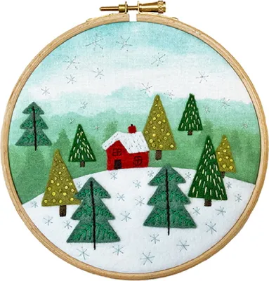 Produktbild von Bothy Threads Filzstickerei Stickpackung mit Stickrahmen "Hütte im Wald", Hintergrund bedruckt, EFE2, Diam 15cm