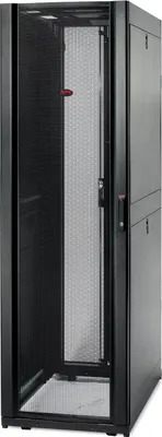 Produktbild von APC NetShelter SX, 42 HE Server Rack-Gehäuse, 600 mm x 1070 mm, mit schwarzen Seitenteilen