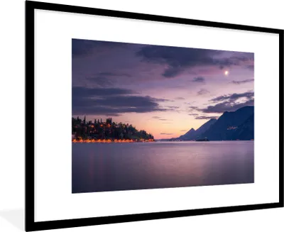 Produktbild von MuchoWow® Gerahmtes Poster Gardasee - Berg - Sonne 90x60 cm - Poster mit Schwarzem Bilderrahmen Wandposter Rahmen Foto Bilder - Wanddekoration - Fotos