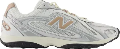 Produktbild von Kaufen Sie den New Balance U204LSWA Silver Metallic Flat Taupe bei Kicksshop. Sportlicher silber-taupefarbener Herrensneaker mit modernem Design und bequemer Passform.