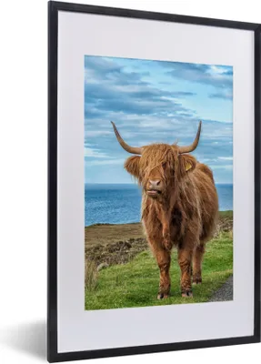 Produktbild von MuchoWow® Gerahmtes Poster Schottischer Highlander - Wasser - Hörner 40x60 cm - Poster mit Schwarzem Bilderrahmen Wandposter Rahmen Foto Bilder - Poster in Rahmen