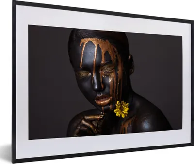 Produktbild von MuchoWow® Gerahmtes Poster Frau - Gold - Schwarz - Blume 60x40 cm - Poster mit Schwarzem Bilderrahmen Wandposter Rahmen Foto Bilder - Schlafzimmer - Plakat in Rahmen - Drucken