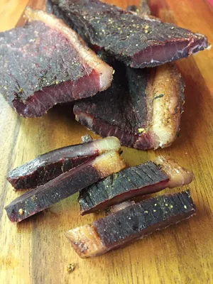 Produktbild von 250 Gramm Beef Jerky Biltong mit Fettrand am Stück/Stix zum selberschneiden