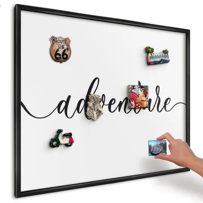 Produktbild von Magnettafel 80x60 cm mit schwarzem Rahmen - Magnetische Metalltafel, Magnetpinnwand zur Wandmontage für Wohnzimmer, Küche, Flur, Kinderzimmer und Büro - Abenteuer geschrieben