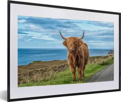 Produktbild von MuchoWow® Gerahmtes Poster Schottischer Highlander - Wasser - Hörner 60x40 cm - Poster mit Schwarzem Bilderrahmen Wandposter Rahmen Foto Bilder - Schlafzimmer - Plakat in Rahmen - Drucken