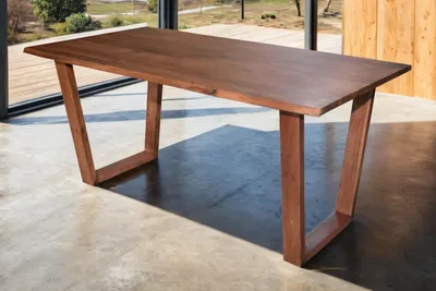 Produktbild von Esstisch 160x85 cm Girona, Akazienholz massiv & nussbaumfarben, Baumkantentisch mit V-Holzgestell, echte Baumkante, pflegeleichter Holztisch/Massivholztisch