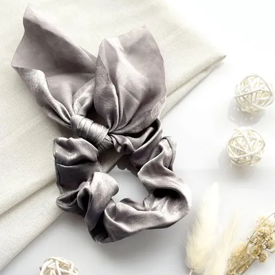 Produktbild von Kurzes Satin-Haargummi mit elegantem Schmetterlingsknoten Grau