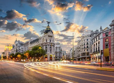 Produktbild von Fototapete mit Straße in Madrid | Vlies Fototapete mit Spanien Motiv in Sonnenuntergang | Urbane Tapete ideal für Schlaf