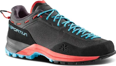 Schwarz-rote Zustiegsschuhe für Damen "Tx Guide Woman" von La Sportiva mit blauen Schnürsenkeln.