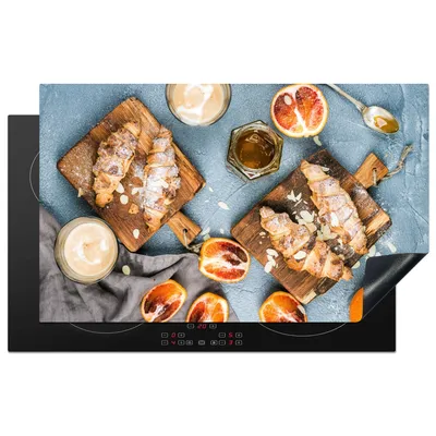 Produktbild von KitchenYeah© Herdabdeckplatte Croissant - Obst - Frühstück , 85x52cm, Küche Deko, Glaskeramikkochfeld Herdabdeckung, Abdeckplatte fùr Kochfeld