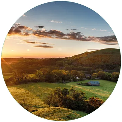 Produktbild von Wallario Premium Glasbild, freischwebende Optik, kräftige Farben, rund 50cm Durchmesser, Motiv Schlosspanorama in England bei Sonnenaufgang