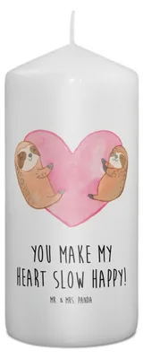 Produktbild von Mr. & Mrs. Panda Kerze Faultiere Herz 15 x 7 cm - Weiß - Geschenk, für Freundin, Mitbringsel, Wachskerze, Freund, Valentinstag, Erinnerungskerze, Bedruckte, Hochzeitstag