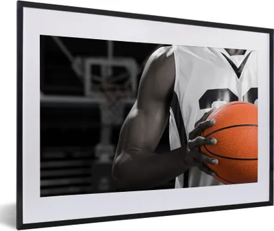 Produktbild von MuchoWow® Gerahmtes Poster Schwarzer und weißer Basketballspieler mit einem orangefarbenen Basketball 60x40 cm - Poster mit Schwarzem Bilderrahmen Wandposter Rahmen Foto Bilder - Schlafzimmer - Plakat in Rahmen - Drucken