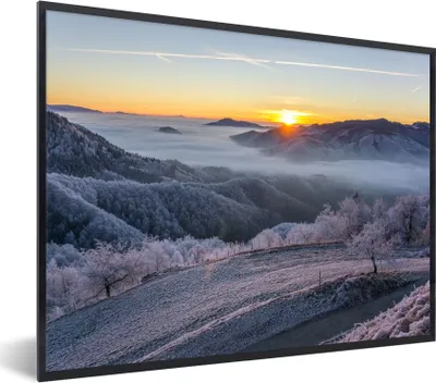 Produktbild von MuchoWow® Gerahmtes Poster Winter - Berge - Sonne - Abend 80x60 cm - Poster mit Schwarzem Bilderrahmen Wandposter Rahmen Foto Bilder - Schwarzem - Mit Gestell