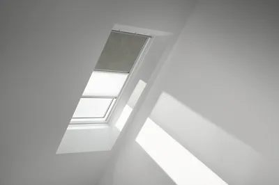 Produktbild von VELUX Vorteils-Set Verdunkelungsrollo olive gepunktet und Faltstore Plissee weiß manuell Rahmen aluminium DFD MK10 4575S