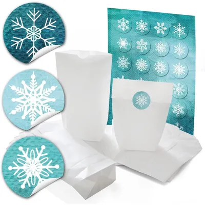 Produktbild von 24 weiße Weihnachtstüten 14 x 22 x 5,6 cm + 24 runde Weihnachtsaufkleber"Flocken weiß beige" zum liebenvollen Verpacken von Geschenken + anderen DingenTürkis