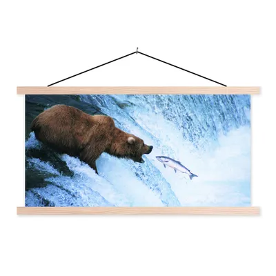 Produktbild von MuchoWow® Textilposter Bär - Fisch - Wasserfall 150x75 cm mit holzfarbenen Rahmen - Plakate