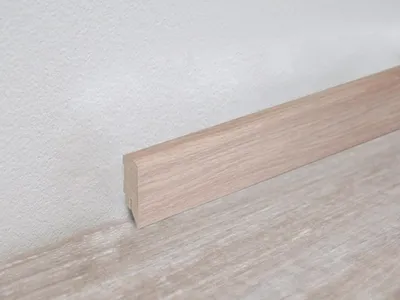 Produktbild von PROFI | 2,50 m | Braun 58mm Sockelleiste Eiche weiß Nachbildung, Folierte Sockelleiste mit MDF Kern, Besonders beanspruchbar, Natürlicher Look, Hohe Oberflächenqualität, Einfache Cliptechnik Montage