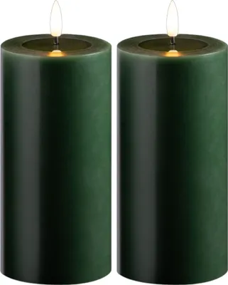Produktbild von 2er Set LED Stumpenkerzen groß grün Echtwachskerze mit beweglicher Flamme flackernd - Timerfunktion für 6 Stunden warmweißes Licht 7,5cm ø 15cm Höhe - 2 AA Batterien nötig Echtwachspiegel
