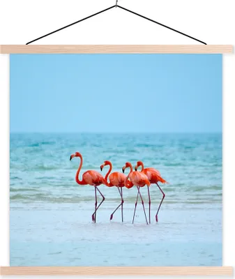 Produktbild von MuchoWow® Textilposter Vier Flamingos stehen am Strand 120x120 cm mit holzfarbenen Rahmen - Textil-Poster