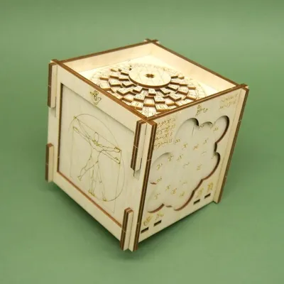 Detailansicht der Holzbox mit Zahlenrätsel und Gravuren – kreative Geheimbox Schatztruhe aus Holz