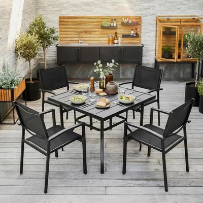 Produktbild von Avestar 5-teiliges Gartenmöbel set, Garten-Essset für 4 Personen, Gartentisch mit Schirmloch und 4 stapelbare Stühle, Schwarz