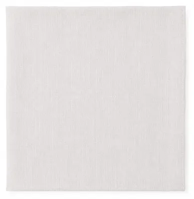 Serviette in Hellgrau mit feiner Leinenstruktur und eleganter Stoffoptik.