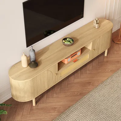 Produktbild von Moderner TV-Schrank mit Rattan-Schubladen mit offenen Fächern, abgerundeter Tischplatte, Metallbeinen in Holzoptik, multifunktionales Wohnzimmermöbel.