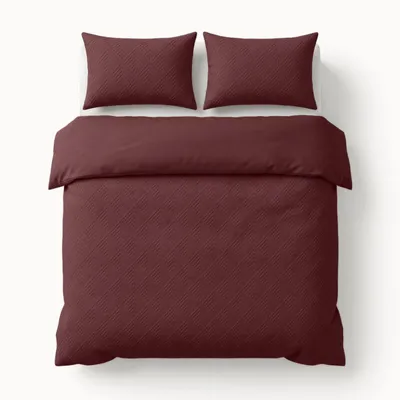 Imagen del producto de Sleeptime. Diseño moderno geométrico 3D. Color borgoña. Dimensiones: 240 x 200/220 cm