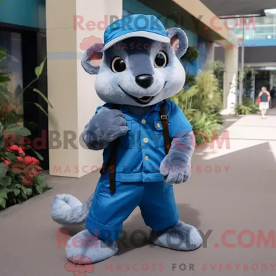 Productafbeelding van Mascottefiguur REDBROKOLY van een blauwe fret gekleed met een poloshirt en dasspelden
