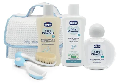Produktbild von Chicco Baby Moments Beauty Case mit Griff Blau - Kölnisch Wasser 100 Ml + Mildes Bad Körper und Haare 200 Ml + Körpercreme 200 Ml + Bürste und Kamm