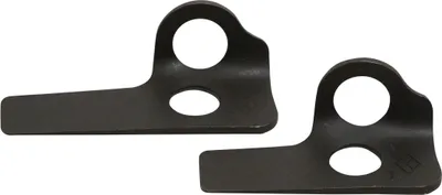 Zwei schwarze Bohrhakenlaschen von Black Diamond; geeignet für den Kletterwandbau.