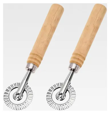 Produktbild von 2 Stück Teigrädchen, gewellt und gezackt, kleine Rolle mit Holzgriff, geeignet für die Zubereitung von Nudeln und Gebäck in der heimischen Küche