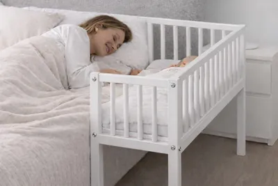 Immagine prodotto di Baby Happy Bliss, lettino laterale CHARLIE, 80x40 cm – realizzato in legno di faggio massello – include materasso e cintura di fissaggio – bianco