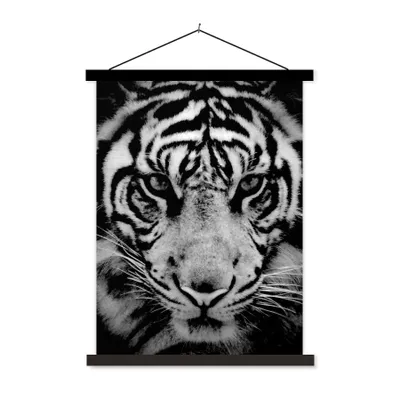 Produktbild von MuchoWow® Textilposter Sumatra-Tiger vor schwarzem Hintergrund in schwarz und weiß 40x53 cm mit schwarzem Rahmen - Abbildung