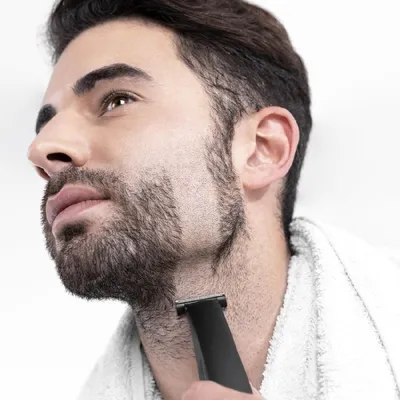 Image de Cecotec Rasoir rotatif Bamba PrecisionCare Titanium PerfectCut. 8 W, lames en acier inoxydable, revêtement titane, tête 3D
