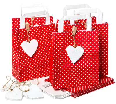 Produktbild von 10 kleine rot weiß gepunktete Geschenktüten mit 10 Holz Herzen 18 x 22 x 8 cm mit Henkel - Verpackung Valentinstag Muttertag Hochzeit Geburtstag Ostern Gastgeschenke give-aways Papiertüten Deko Fest