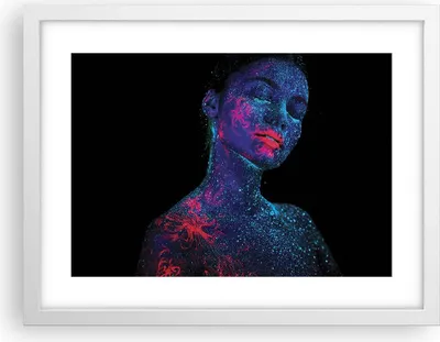 Produktbild von Gerahmtes Poster - Weißer Rahmen - Frau Ultraviolett Glitzer - 40x30 cm - Wand Bild - Wanddeko - Wandbilder - Kunstposter - Wandposter - Bilderrahmen - Bilder - Kunstdruck - P2WAA40x30-4527