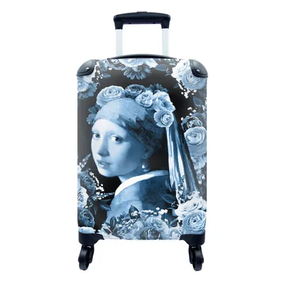 Produktbild von MuchoWow® Koffer Handgepäck Trolley Rollkoffer Kleine Reisekoffer mit 4 Rollen - Mädchen mit Perlenohrring - Johannes Vermeer - Delfter Blau - Cabin Size < 55x40x23 cm & 55x40x20 cm - Fotokoffer - Kabinenkoffer - Boardgepäck - Reise-Box - Reisekoffer - Reisegepäck - Koffer mit Bild - Trolley für Kinder