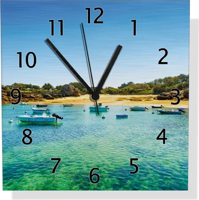 Produktbild von Wallario Design Wanduhr Französische Bucht mit klarem Wasser und Booten aus Aluverbund, Größe 30 x 30 cm