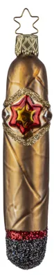 Ein mundgeblasenes Glasornament für den Weihnachtsbaum in Form einer braunen Zigarre mit goldener Bauchbinde und glitzernder roter Aschespitze.