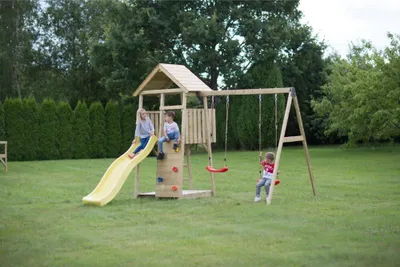 Obrázok produktu pre Wendi Toys drevená hracia veža tučniak vrátane šmykľavky, lezeckej steny, 2 hojdačiek a pieskoviska príroda 280x340x270 cm