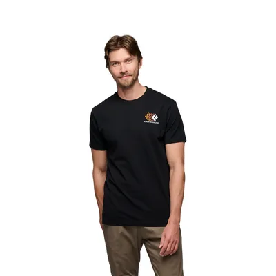 Schwarzes T-Shirt "Faded Ss Tee" von Black Diamond; getragen von einem Mann mit lässigem Ausdruck.