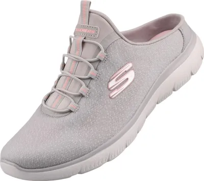 Das Bild zeigt einen flachen Schuh in hellgrau mit einem schlichten und eleganten Design. Der Schuh ist von der Seite abgebildet und hebt die Form und den Verlauf des Obermaterials hervor.