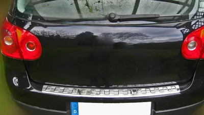 Productafbeelding van Rode beschermstrip voor de achterklep, roestvrij staal, met gebogen rand, geschikt voor VW Golf 5 Sedan (2003-2008)