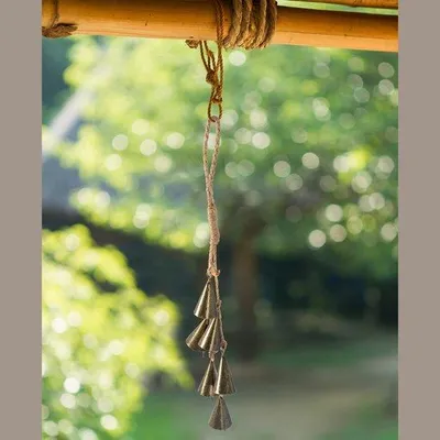 Produktbild von Unyqoos® Handgefertigtes Windspiel mit Metallglocken & geflochtenem Rattan, auch „Hexenglocken“ – mystische Deko für Garten & Zuhause